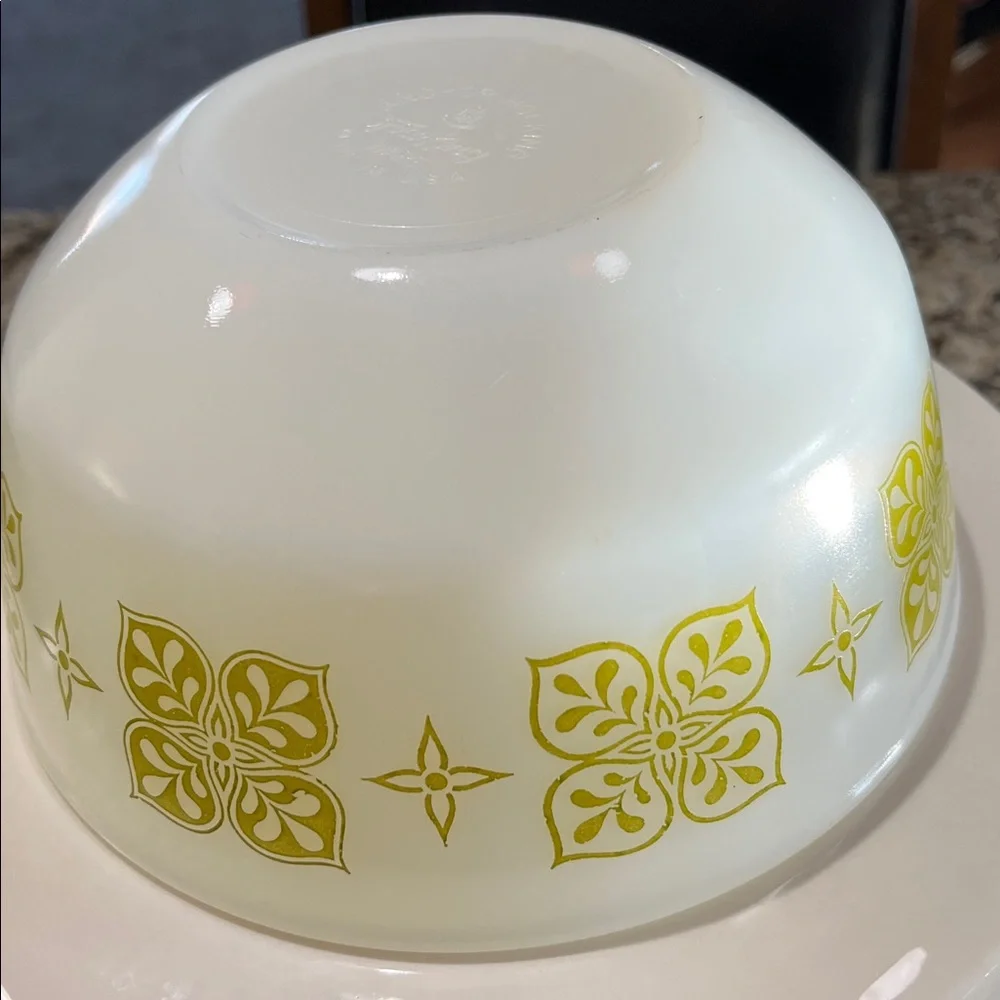 Vintage Anchor Hocking Fire-King Green Dutch Clover 7” Milk Glass Mixing Bowl US